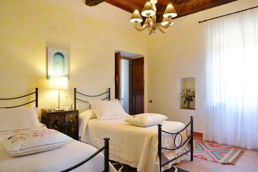 Villa Bracciano - Twin bedroom main house.