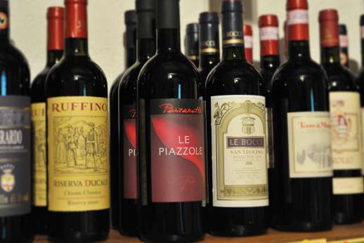 Villa Bracciano - Wine cellar, Villa Bracciano has an outstanding location for those interested in Tuscan wines with several world-renowned vineyards within easy reach.