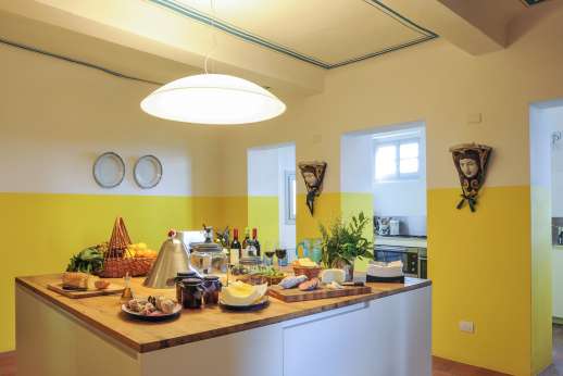 Villa Caprolo - Large well equipped kitchen.