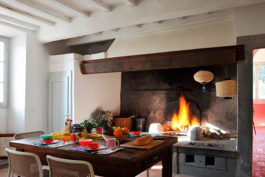 Villa Caprolo - Breakfast room with a fireplace.