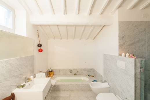 Villa Caprolo - First floor bedroom bathroom