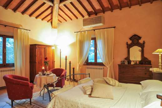 Villa D'Elsa - Another view of the air conditioned double bedroom.