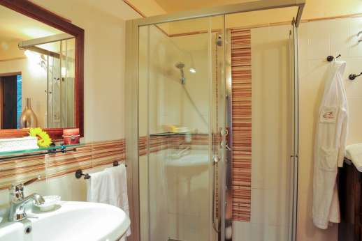 Villa D'Elsa - Air conditioned double bedroom with en suite bathroom.