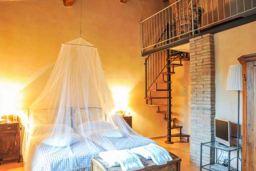 Villa D'Elsa - Bedroom with inner balcony.