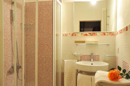 Villa D'Elsa - A shared bathroom.