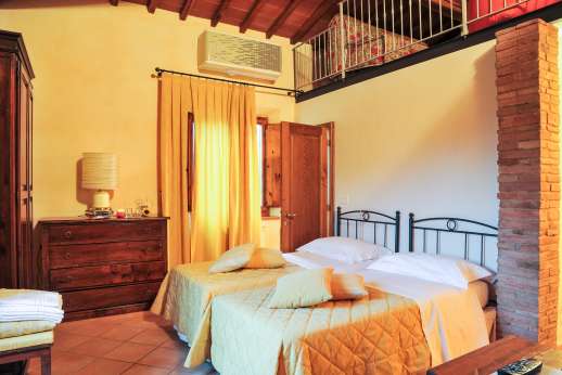 Villa D'Elsa - Twin bedroom, with balcony.