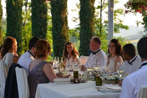 Villa D'Elsa - Wedding guest dining under the loggia