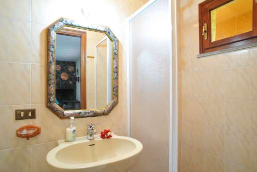 Villa Denise - Downstairs bathroom