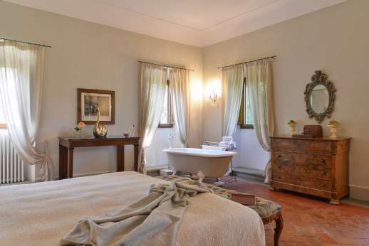 Weddings at Villa Di Masseto - La Stanza del Marchese with bath tub