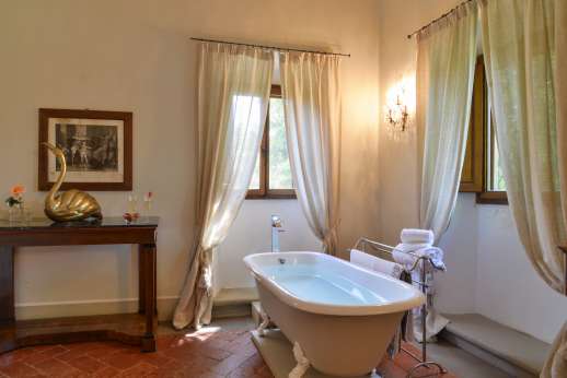 Weddings at Villa Di Masseto - Bath tub in La Stanza del Marchese