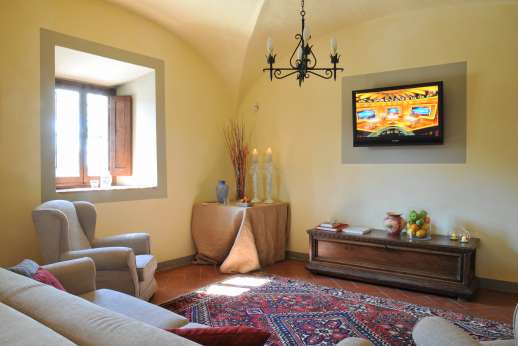 Villa Le Botti - Large living room with arches and TV area