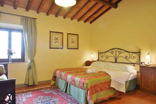 Villa Le Botti - A double bedroom with en suite bathroom.