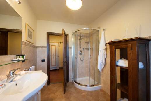 Villa Le Botti - One of the en suite bathrooms with shower.