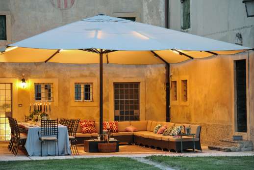Villa Zambonina - Outdoor seating and dining area with outdoor lighting