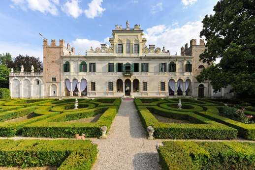 Weddings at Villa Zambonina - The villa is divided into two self-sufficient wings, one facing a beautiful Italian garden, the other a lovely courtyard