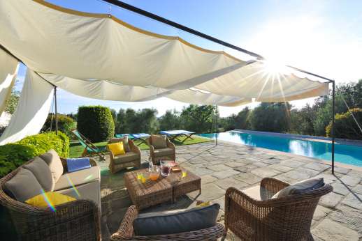 Gugliaie - Relax in the shaded area by the pool.