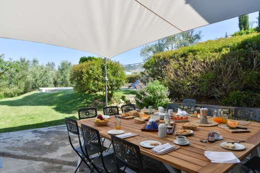 Gugliaie - Shaded dining area outside
