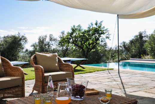 Gugliaie - Ample seating by the pool