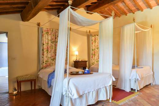 Gugliaie - Twin bedroom with double poster beds