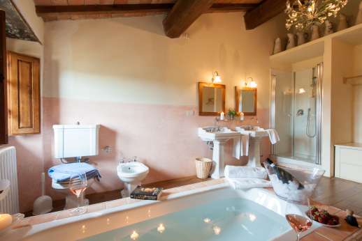 Gugliaie - The en suite bathroom with two wash basins, bath, separate shower