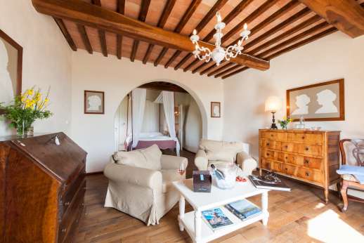 Gugliaie - Double bedroom with seating area.