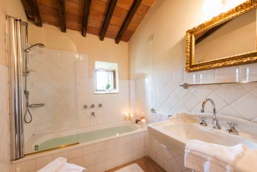 Gugliaie - Lovely modern en-suite bathrooms.