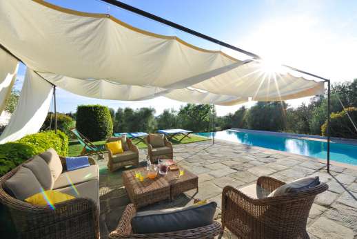 Gugliaie (x 14 people) with Staff and Cook - Relax in the shaded area by the pool.