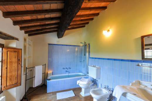 Gugliaie (x 14 people) with Staff and Cook - Twin bedroom ensuite bathroom.