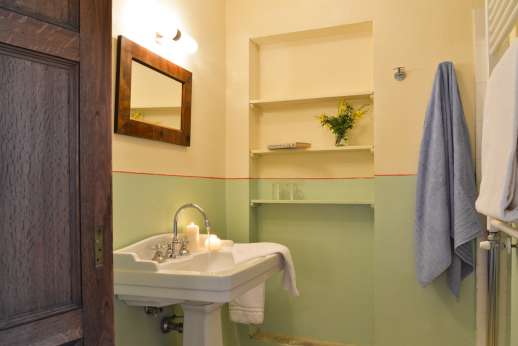 Gugliaie (x 14 people) with Staff and Cook - An en suite with shower