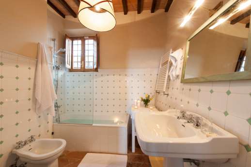 Gugliaie (x 14 people) with Staff and Cook - En suite bathroom