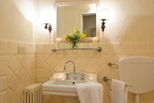 Gugliaie (x 14 people) with Staff and Cook - En suite bathroom