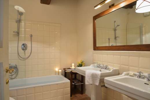 Gugliaie (x 14 people) with Staff and Cook - En suite bathroom