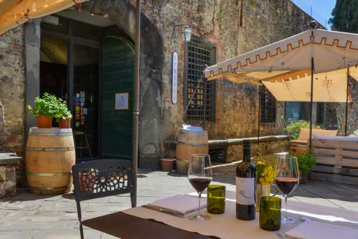 Gugliaie (x 14 people) with Staff and Cook - Outside the Estate’s Enoteca where wonderful wines can be tasted