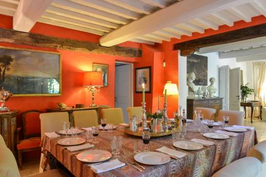 Villa Dasya - Spacious and wide table.