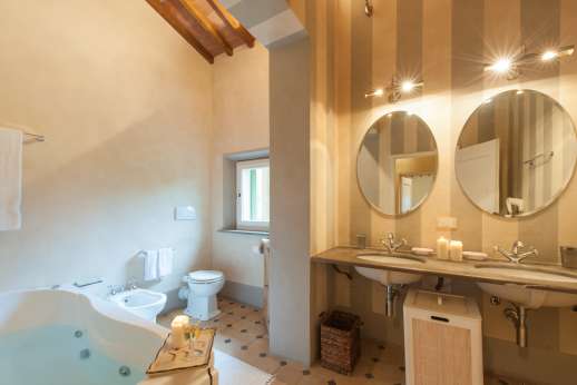 Villa Dasya - First floor en suite with Jacuzzi bath.