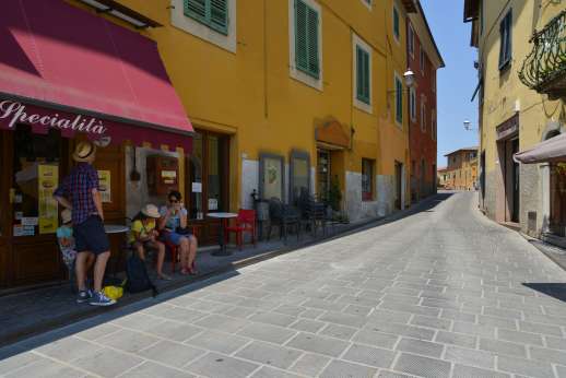 Villa Dasya - It’s rare that one can enjoy the fun of strolling into a Tuscan village, dine at the restaurant, and then walk home to enjoy the warmth of the sun by the pool and to do so in luxury.