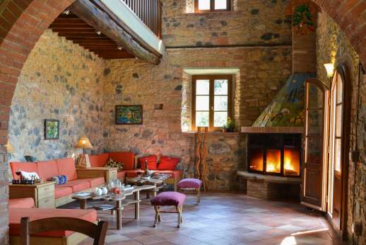 Querciatello - A large sitting room with fireplace.