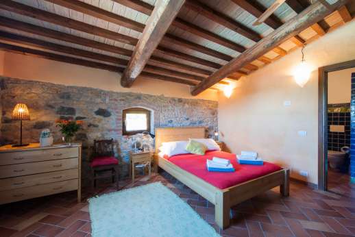 Querciatello - Double bedroom with an ensuite bathroom with shower and a door leading out to the garden