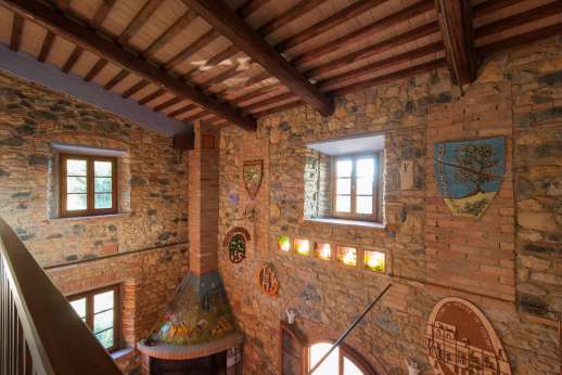 Querciatello - First floor minstrel gallery flanked with coats of arms