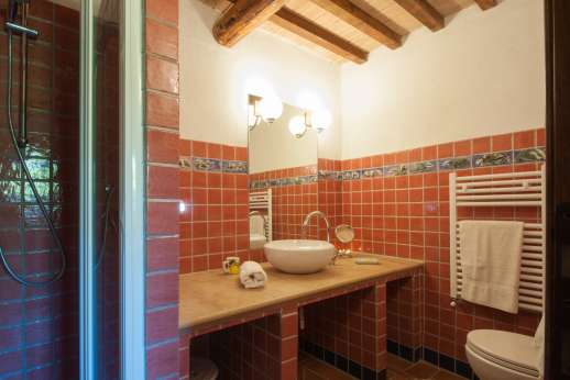 Querciatello - A bathroom with shower.