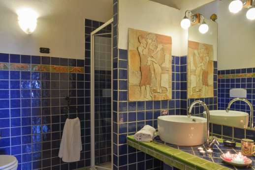 Querciatello - Bathroom with shower.