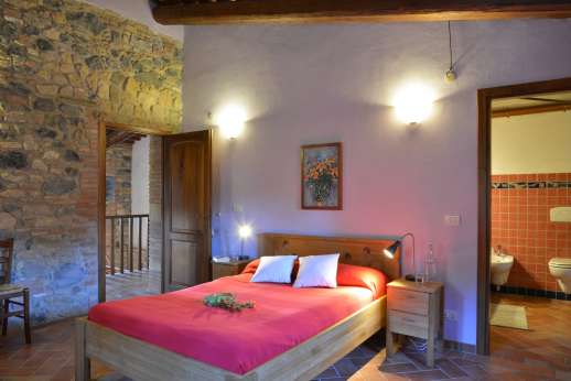 Querciatello - Double bedroom, with en suite bathroom.