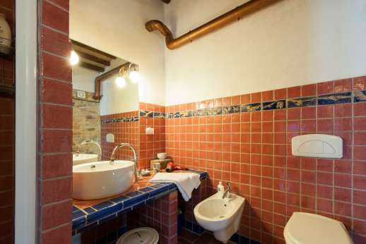 Querciatello - En suite bathroom with shower.