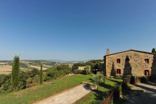 Querciatello - Set close to the edge of the Nature Reserve Berignone, a great area for nature lovers with walking and riding trails. To the north lies the city of Volterra, San Gimignano can be reached in under an hour; while Siena is just over an hours’ 