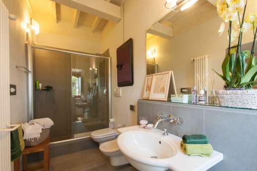 Villa Albizi - Ensuite bathroom with shower