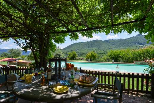 Podere Uccella - The dining pergola looking over the pool
