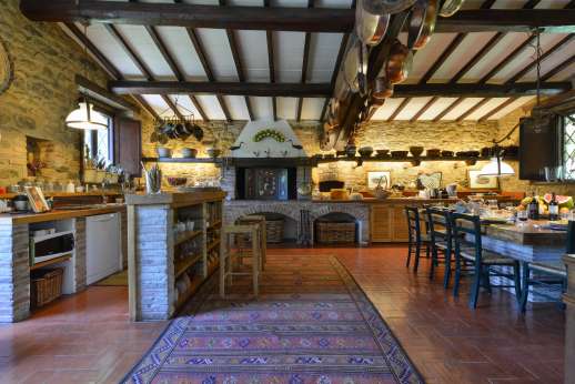 Podere Uccella - Beautiful beamed large kitchen with dining table for 16 people