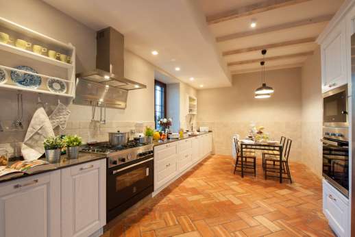 Villa Ostignano - Kitchen with direct access to the shaded seating area