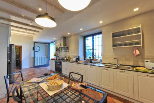 Villa Ostignano - Kitchen with access to shaded al fresco dining area in the garden