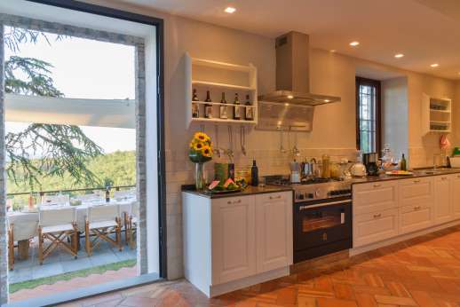 Villa Ostignano - Another view of the modern well equipped kitchen